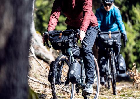 twee fietsers met fietstassen aan het stuur en de voorvork