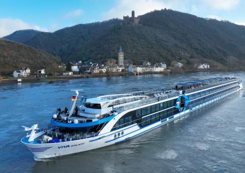 Riviercruise met het nieuwste schip van VIVA Cruises. Hier te zien op de Rijn, stadje en kasteel op de achtergrond.