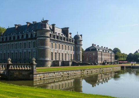 Het Kasteel van Beloeil ziet eruit als Versailles. Waterpartij op de voorgrond, ook de kerktoren van het dorpje is in beeld.