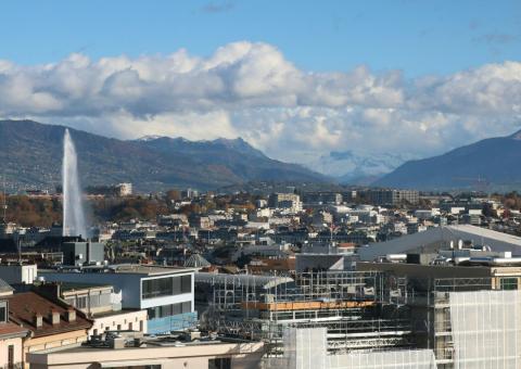 een uitzicht op een stad met bergen op de achtergrond (Geneve)