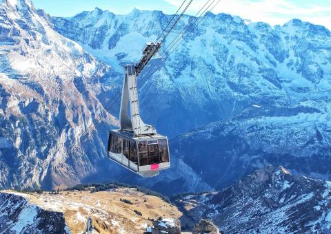 vogelperspectief van een skilift boven bergen tijdens de winter