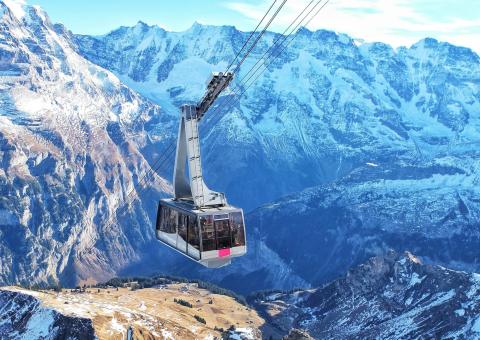 vue aérienne d’un télésiège au dessus des montagnes en hiver