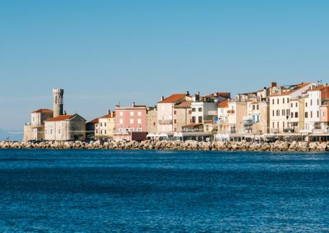 stadsgebouwen bij een waterpartij tijdens de dag (Piran)