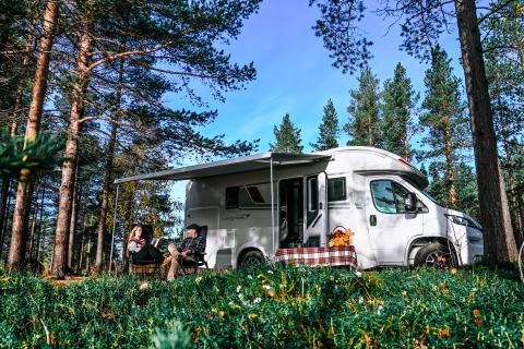 camping-car semi-intégré dans la nature