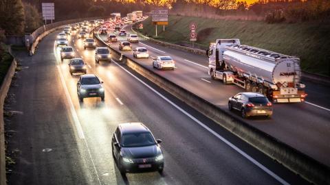 Drukke snelweg bij zonsondergang