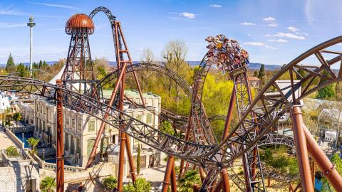 Le Voltron, la toute dernière montagne russe d'Europa-Park, par une journée ensoleillée, avec des gens qui applaudissent à bord.