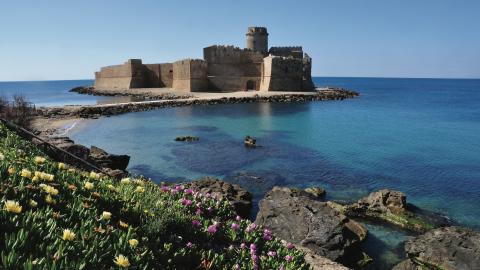 Le Castella, un village côtier de Calabre dont l'atout touristique est une forteresse sur une péninsule.