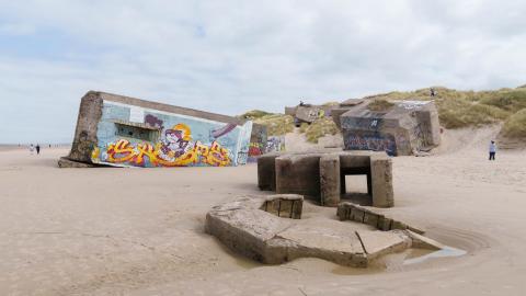 Anciens bunkers de la guerre sur une plage de la Côte d'Opale