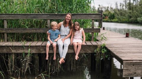 Twee jonge mensen in de binnenstad, kijkend op een smartphone. Stayaokay accomodaties.