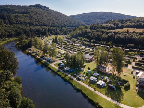 Camping en bordure de la Semois en Belgique en été vue aérienne