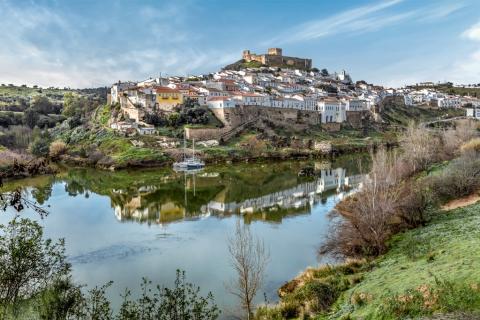 Alentejo, Portugal vue sur le village de Mértola et ses maisons blanches typiques.