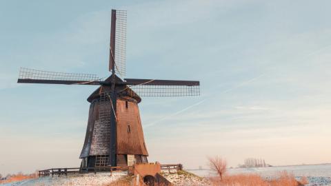 windmolen in de sneeuw