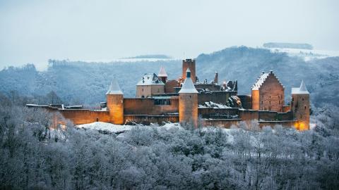 Kasteel van Bourscheid in Luxemburg in een besneeuwd landschap