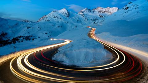 photographie en time-lapse d’un véhicule sur la route