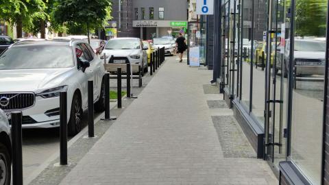 geparkeerde auto's naast een trottoir