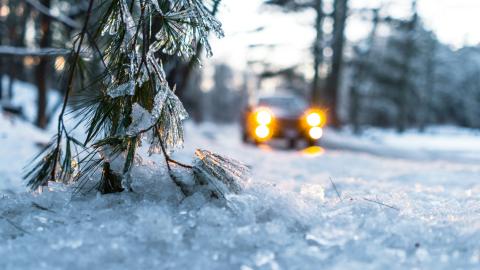 Voiture sur une route enneigée