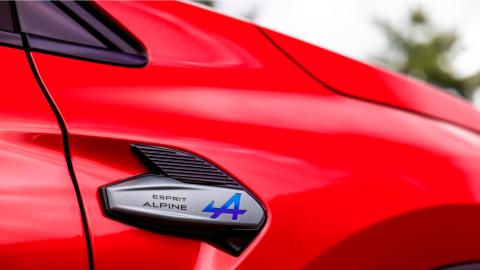 Détail de l’aile du Renault Symbioz Esprit Alpine avec badge spécifique et logo Alpine bleu.