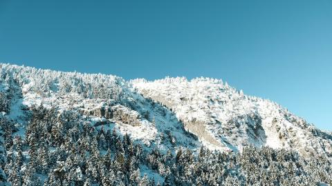 Grèce, sommet de montagne enneigé