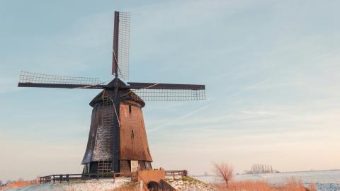 Moulin à vent dans la neige