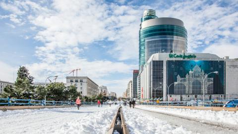 met sneeuw bedekte straat