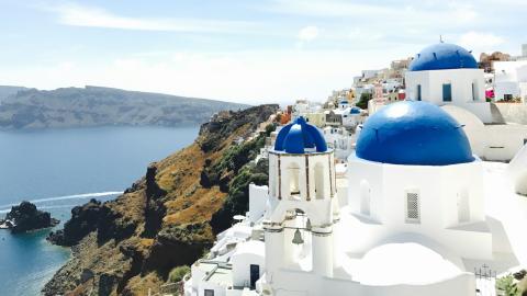 De iconische blauwgekleurde koepelkerken en witte gebouwen van Santorini