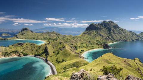 groene archipel in Indonesië met bergen en azuurblauwe zee