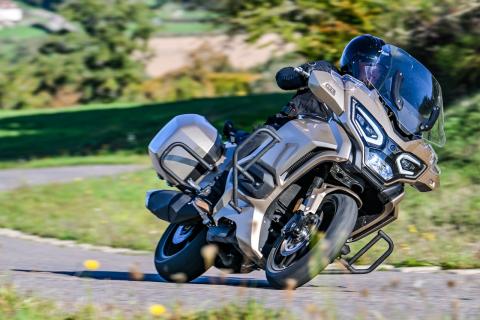 De GT750 neemt een bocht op een heuvelachtige landweg