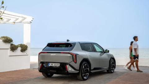 Kia EV4 vue de l'arrière.