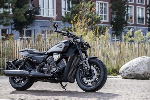 QJMotor SRV 600 V garé devant un immeuble d’appartements