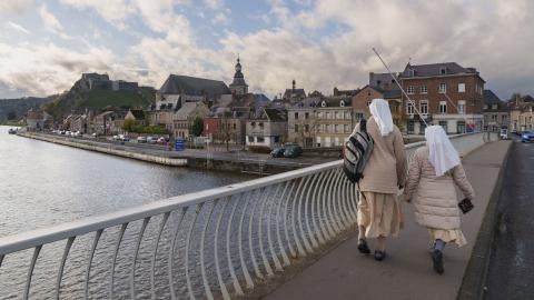 Ardennes françaises: deux religieuses coiffées d'une coiffe blanche sur un pont au-dessus d'un fleuve.