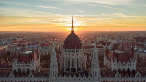 Le Parlement de Budapest au lever du soleil.