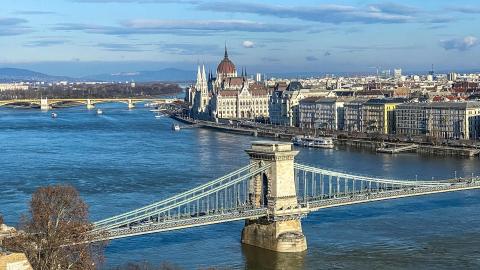 Pont suspendu sur le Danube à Budapest, avec le Parlement en arrière-plan.