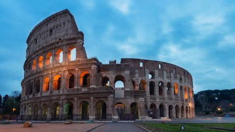 Rome, le Colisée sur fond de crépuscule.