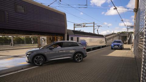 Voitures montant dans le train "LeShuttle" pour la traversée sous la Manche vers le Royaume-Uni