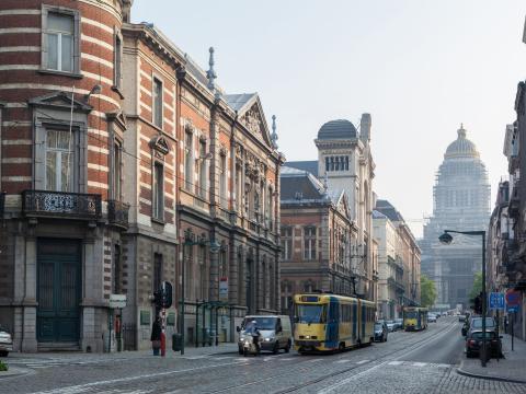 Straat in Brussel met trams