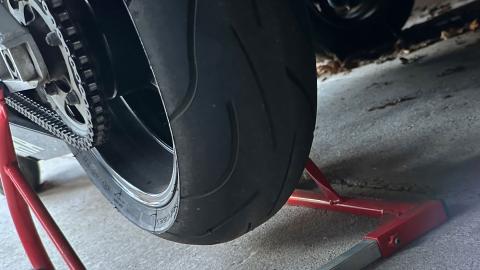 Pneus moto: gros plan sur un pneu lors d'un contrôle.