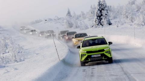colonne auto's in een sneeuwlandschap