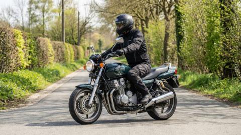 Motorrijder maakt proefrit met tweedehands motor op landweg om koppeling en wegligging te testen