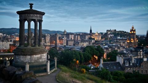 panoram over een grote stad met vele torens, Edinburgh