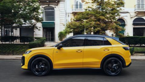 Volkswagen T-Roc jaune de profil roulant en ville, SUV compact au design moderne et lignes marquées