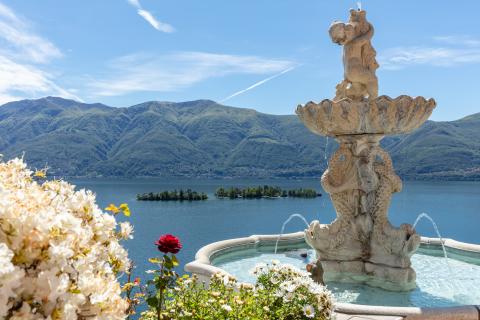 Tessin, Suisse: fontaine au bord du lac Majeur ensoleillé.