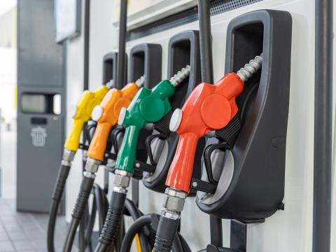 pistolen van een benzinepomp