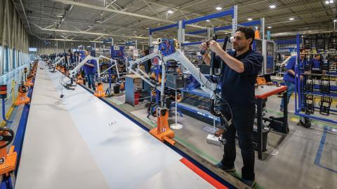 lopende band in een fietsfabriek met verschillende mensen in het blauw