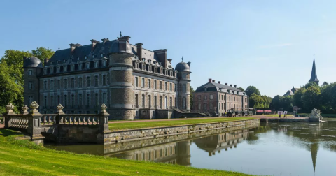 Het Kasteel van Beloeil ziet eruit als Versailles. Waterpartij op de voorgrond, ook de kerktoren van het dorpje is in beeld.