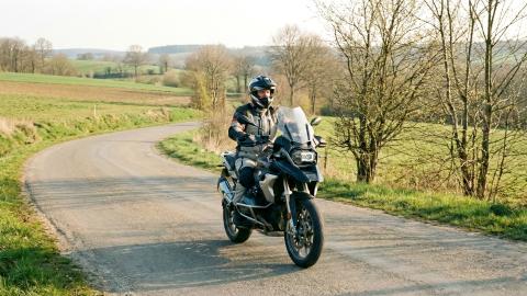 Motorrijder maakt eerste rit in het voorjaar na winterstalling met opgeladen motorbatterij