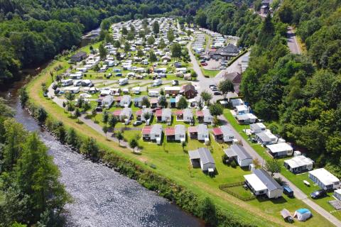 Camping en Ardenne au bord de l'eau.