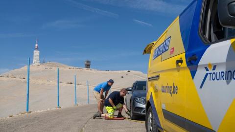 Un patrouilleur Touring aide un conducteur dans le sud de la France
