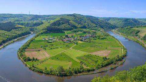 Une des boucles de la Sarre dans un paysage verdoyant.