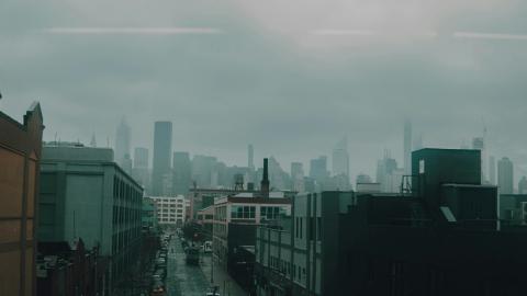 een stad in de mist
