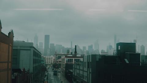 une ville dans le brouillard.